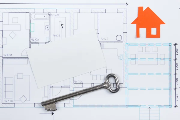 建筑项目，蓝图，钥匙与房子的身影和空白名片在木制背景。房地产概念。顶部视图. — 图库照片