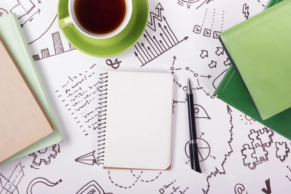 Τραπέζι γραφείο με προμήθειες κενό σημειωματάριο, Κύπελλο, στυλό πάνω σε λευκό φόντο της επιχειρηματικής στρατηγικής. Κάτοψη αντίγραφο χώρου εκπαίδευσης σκηνικό. — Φωτογραφία Αρχείου