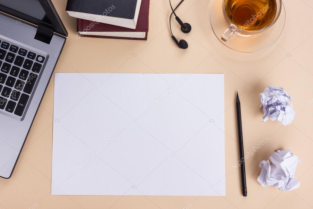 Carnet Vierge Avec Ordinateur Portable Et Crayon Sur Fond De Bois Photographie Vim C 104501360