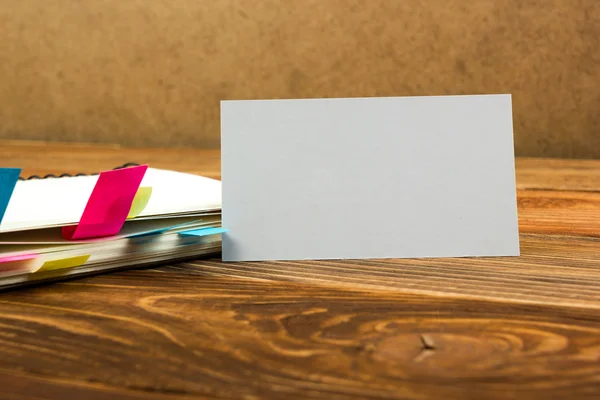 Carte de visite d'affaires vierge blanche, cadeau, billet, laissez-passer, sur une table en bois . — Photo