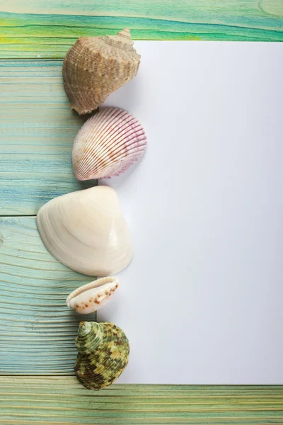 Sommerurlaub Attrappe Hintergrund. Notizbuch leere Seite mit Reisegegenständen auf blaugrünem Holztisch. Muscheln, Kieselsteine, Blick von oben. — Stockfoto