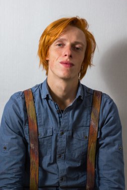 portre portre mutlu başarılı öğrenci, kazanan, iş adamı pompalanan kutluyor başarı izole gri duvar arka plan yumruk. olumlu insan duygu, yüz ifadesi. hayat algısı, başarı