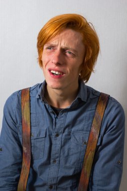 portre portre mutlu başarılı öğrenci, kazanan, iş adamı pompalanan kutluyor başarı izole gri duvar arka plan yumruk. olumlu insan duygu, yüz ifadesi. hayat algısı, başarı