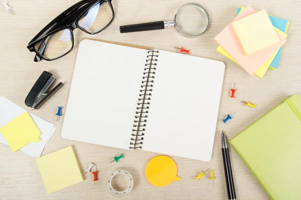 Carnet blanc blanc ouvert. Bureau bureau avec ensemble de fournitures colorées, tasse, stylo, crayons, fleur, notes, cartes sur fond de table de bureau beige. Vue du dessus et espace de copie pour le texte publicitaire — Photo