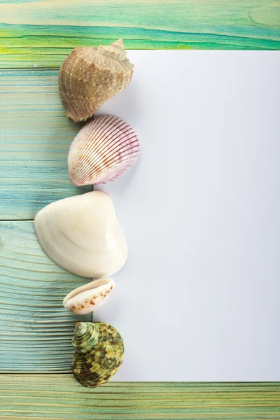 Sommerurlaub Attrappe Hintergrund. Notizbuch leere Seite mit Reisegegenständen auf blaugrünem Holztisch. Muscheln, Kieselsteine, Blick von oben. — Stockfoto