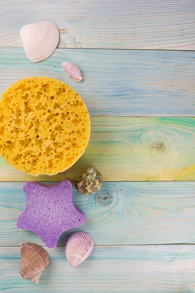 Sommerurlaub Attrappe Hintergrund. Notizbuch leere Seite mit Reisegegenständen auf blaugrünem Holztisch. Muscheln, Kieselsteine, Blick von oben. — Stockfoto