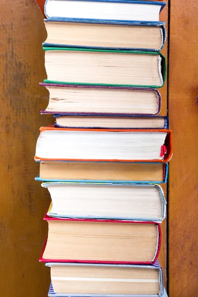 Βιβλία grunge γραφείο ξύλινο τραπέζι ράφι βιβλιοθήκης. Πίσω στο σχολείο φόντο με αντίγραφο χώρου για το διαφημιστικό σας κείμενο. Παλιό βιβλίο με σκληρό εξώφυλλο χωρίς ετικέτες, το κενό της σπονδυλικής στήλης — Φωτογραφία Αρχείου