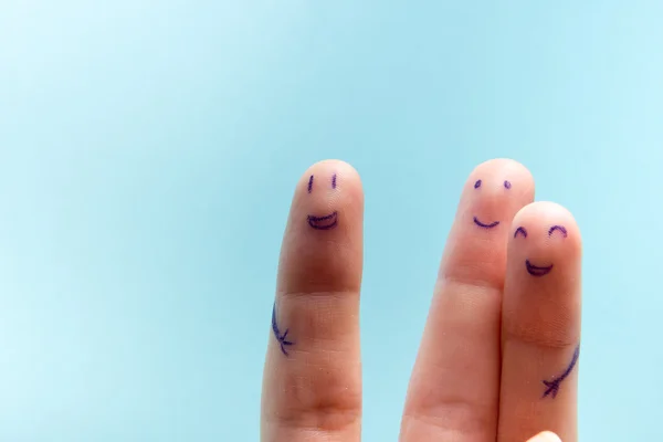 Три улыбающихся пальца, которые очень счастливы быть друзьями. Концепция совместной работы на синем фоне с копировальным пространством для текста объявления . — стоковое фото