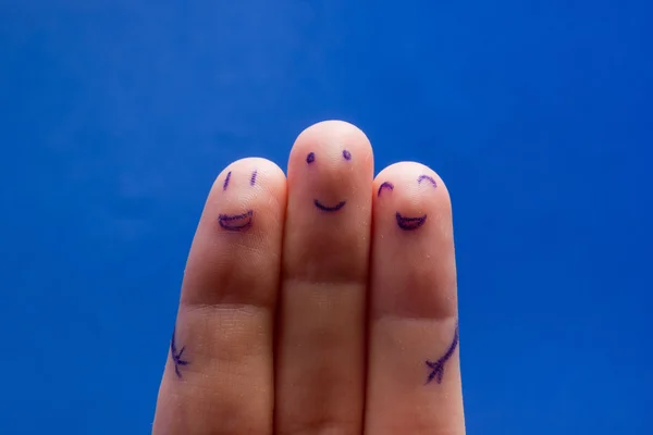 Три улыбающихся пальца, которые очень счастливы быть друзьями. Концепция совместной работы на синем фоне с копировальным пространством для текста объявления . — стоковое фото