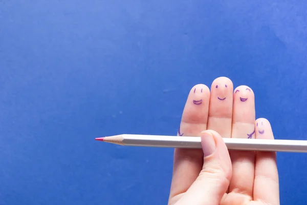 Lustige Finger, die Bleistift halten und lächeln. Freundschaft Teamwork-Konzept auf blauem Hintergrund mit Kopierfläche für Anzeigentext. — Stockfoto