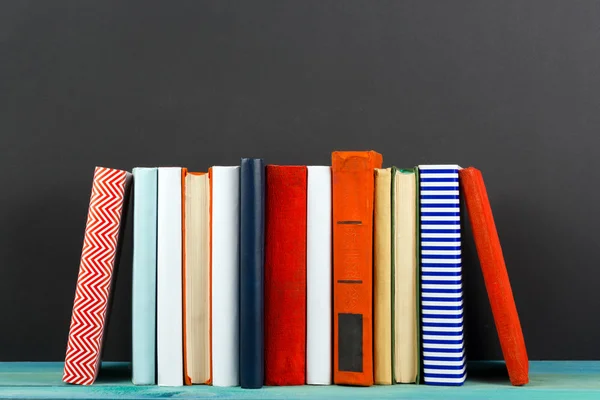 Komposition mit alten Vintage bunten gebundenen Büchern, Tagebuch on w — Stockfoto