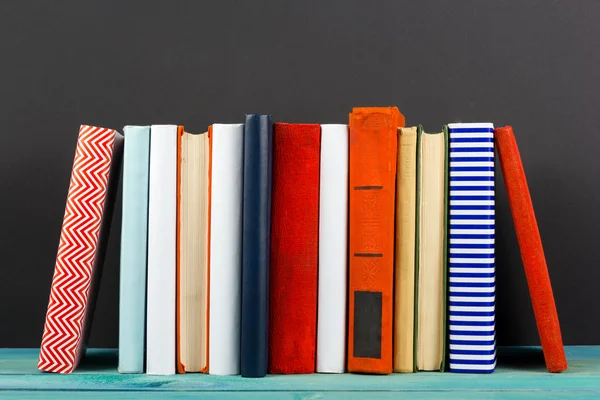 Komposition mit alten Vintage bunten gebundenen Büchern, Tagebuch on w — Stockfoto