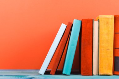 Kaliteli eski ciltli kitaplar, günlük, hayran sayfaları olan kompozisyon