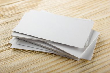 Kadar boş kartvizit ziyaret, Hediyelik, Bilet, geçmek, mevcut yakın ahşap arka plan üzerinde beyaz. Alan kurumsal kimlik paketi şablon kimliği için kopyalama