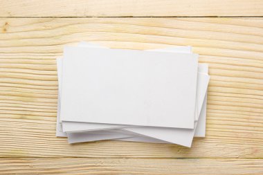 Kadar boş kartvizit ziyaret, Hediyelik, Bilet, geçmek, mevcut yakın ahşap arka plan üzerinde beyaz. Alan kurumsal kimlik paketi şablon kimliği için kopyalama