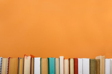 Grunge ahşap masa Danışma raf kitaplığındaki kitap. Geri okul ile arka plan için kopya alanı, reklam metniniz için. Eski ikincisini Hayır etiketleri, boş omurga