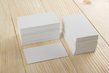 Kadar boş kartvizit ziyaret, Hediyelik, Bilet, geçmek, mevcut yakın ahşap arka plan üzerinde beyaz. Alan kurumsal kimlik paketi şablon kimliği için kopyalama