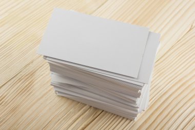 Kadar boş kartvizit ziyaret, Hediyelik, Bilet, geçmek, mevcut yakın ahşap arka plan üzerinde beyaz. Alan kurumsal kimlik paketi şablon kimliği için kopyalama