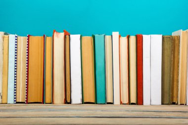 Grunge ahşap masa Danışma raf kitaplığındaki kitap. Geri okul ile arka plan için kopya alanı, reklam metniniz için. Eski ikincisini Hayır etiketleri, boş omurga