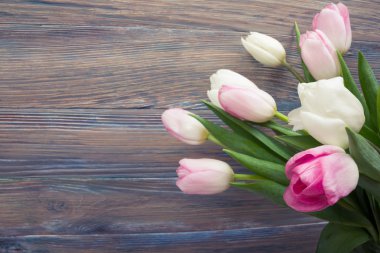 Ahşap masaya renkli Lale çiçek. Üstten görünüm kopya alanı ile. İnstagram filtre tarafından tonda resim