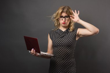 Öğrenci kadın gözlük ile tablet pc eğitim