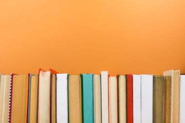 Grunge ahşap masa Danışma raf kitaplığındaki kitap. Geri okul ile arka plan için kopya alanı, reklam metniniz için. Eski ikincisini Hayır etiketleri, boş omurga