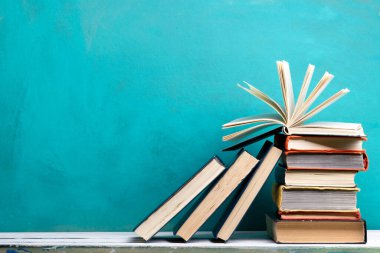 Tahta masadaki kitaplar ve soyut arka plan. Eğitim geçmişi. Uzayı kopyala Okula geri dön..