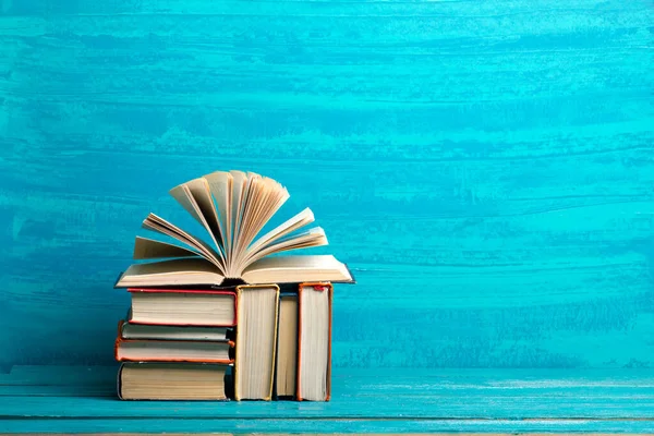 Boeken op houten bureau tafel en abstracte achtergrond. Onderwijs achtergrond. Begrepen Ruimte. Terug naar school. — Stockfoto