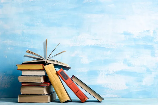 Böcker på trä skrivbord och abstrakt bakgrund. Utbildning bakgrund. Uppfattat Space. Tillbaka till skolan. — Stockfoto