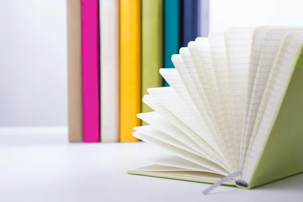 Une pile de livres colorés, livre ouvert. Retour à l'école — Photo