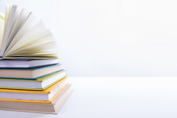 Куча красочных книг, открытая книга. Возвращение в школу
