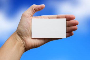 Beyaz iş kartı üzerinde arka plan bulanık tutan el