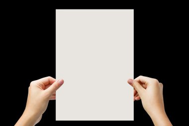 Bir beyaz kağıt boş siyah arka plan üzerine izole holding eller