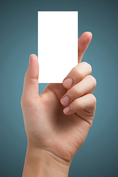 Mavi bir arka plan üzerinde beyaz bir kartvizit el tutar — Stok fotoğraf
