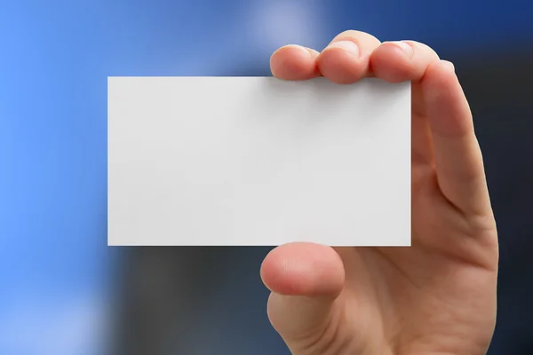 Beyaz iş kartı üzerinde arka plan bulanık tutan el — Stok fotoğraf