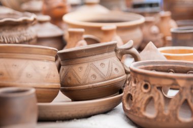 Çanak çömlek. El eşya yaptı. Eller seramik tekerlek üzerinde çalışıyor. Potter 