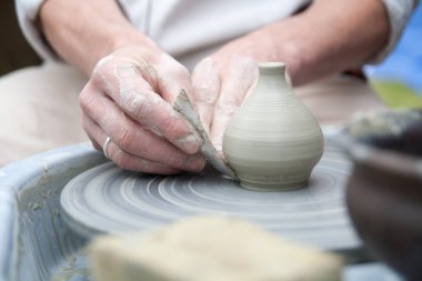 Çanak çömlek. El eşya yaptı. Eller seramik tekerlek üzerinde çalışıyor. Potter 