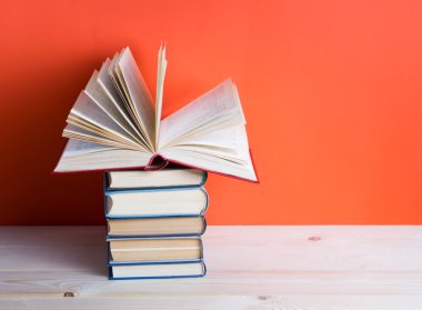 Okula vintage eski ciltli kitaplar, günlük fanlanan sayfaları ile dönüş