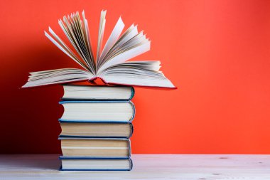 Okula vintage eski ciltli kitaplar, günlük fanlanan sayfaları ile dönüş