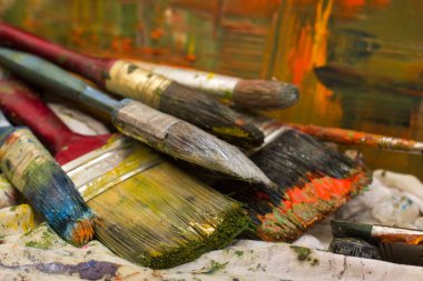 Acı dolu tuval soyut. Fırça ve yağlı boya bir paleti.