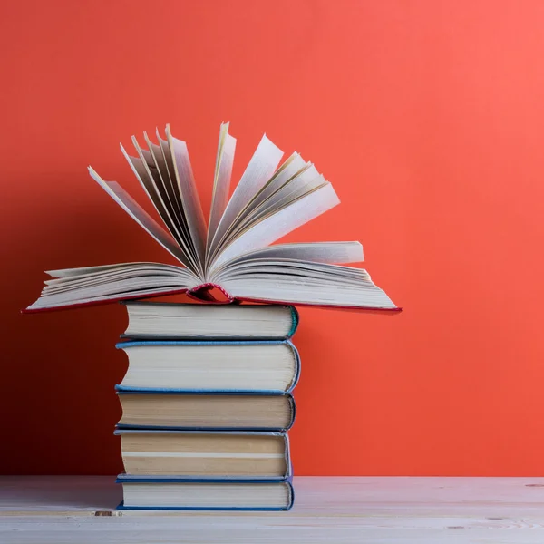 De vuelta a la escuela, libros antiguos de tapa dura vintage, diario con páginas ventiladas — Foto de Stock