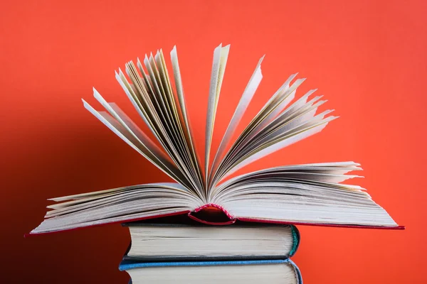 Back to school, vintage old hardback books, diary with fanned pages — Stock Photo, Image