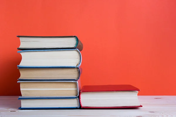 De vuelta a la escuela, libros antiguos de tapa dura vintage, diario con páginas ventiladas —  Fotos de Stock