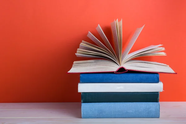 Composición con libros antiguos antiguos de tapa dura, diario, páginas ventiladas —  Fotos de Stock