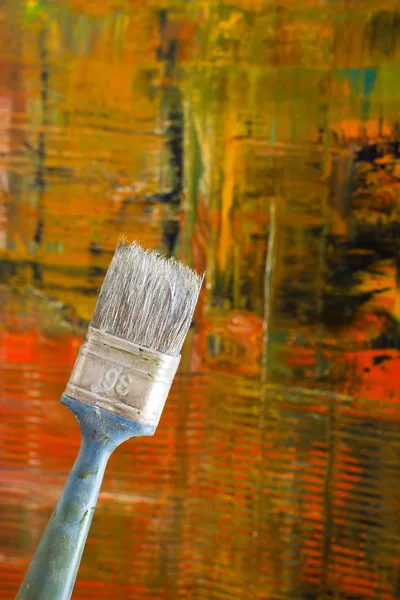 苦しそうなキャンバスを抽象化します。ブラシやパレットのオイル塗料. — ストック写真