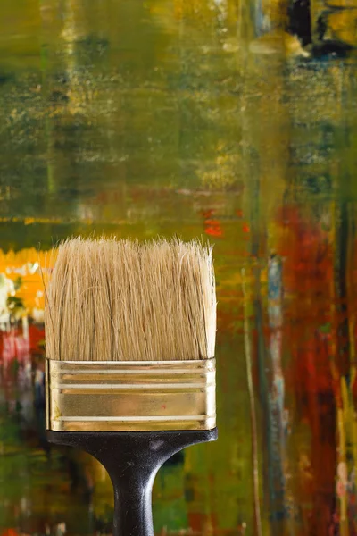 Lienzo dolorido abstracto. Pincel y pinturas al óleo en una paleta. Color. — Foto de Stock