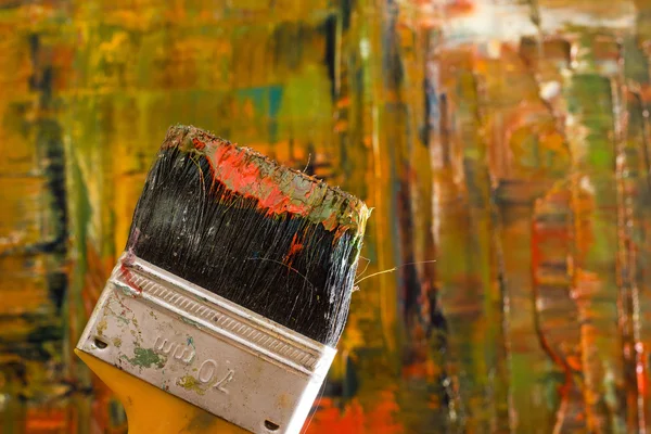 Lienzo dolorido abstracto. Pincel y pinturas al óleo en una paleta. Color. — Foto de Stock