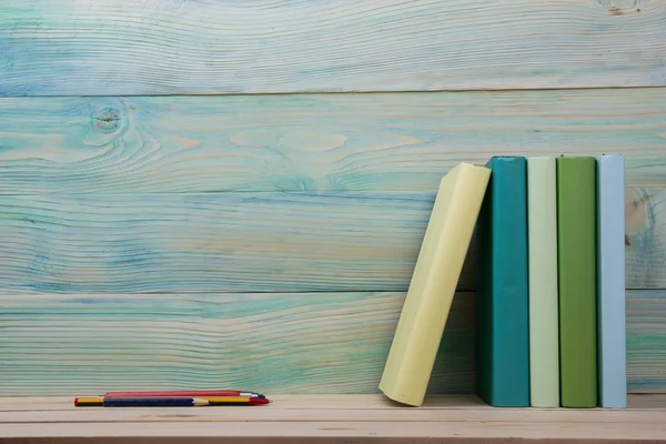 De vuelta a la escuela. Montón de libros de colores en la mesa de madera . — Foto de Stock