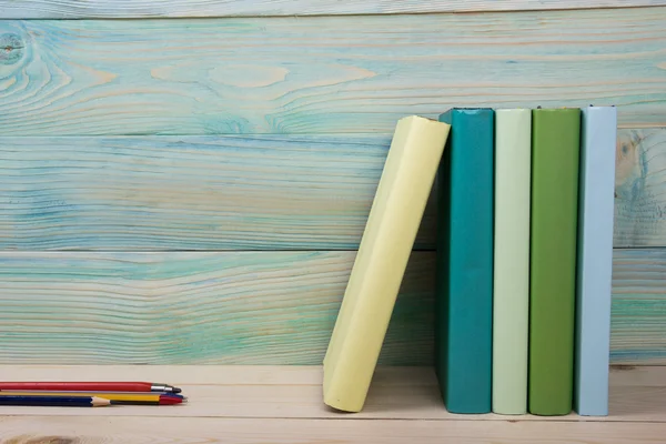 Zpátky do školy. Stoh knih barevné na dřevěný stůl. — Stock fotografie
