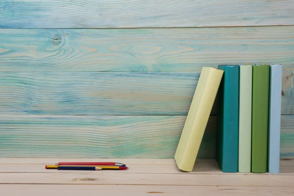 Zurück zur Schule. Stapel bunter Bücher auf Holztisch. — Stockfoto